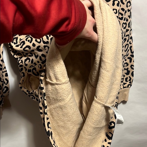 Cuddl Duds Leopard Print Long Sleeve Top - Picture 2 of 4